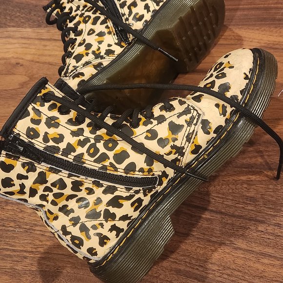 Rare kids cheetah Doc Martens shortie boots size 2 - Picture 1 of 1